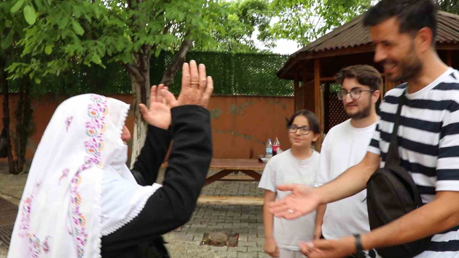 "İnsanlık &ouml;lmemiş" dedirttiler, c&uuml;zdanını kaybeden yaşlı kadını sevindirdiler