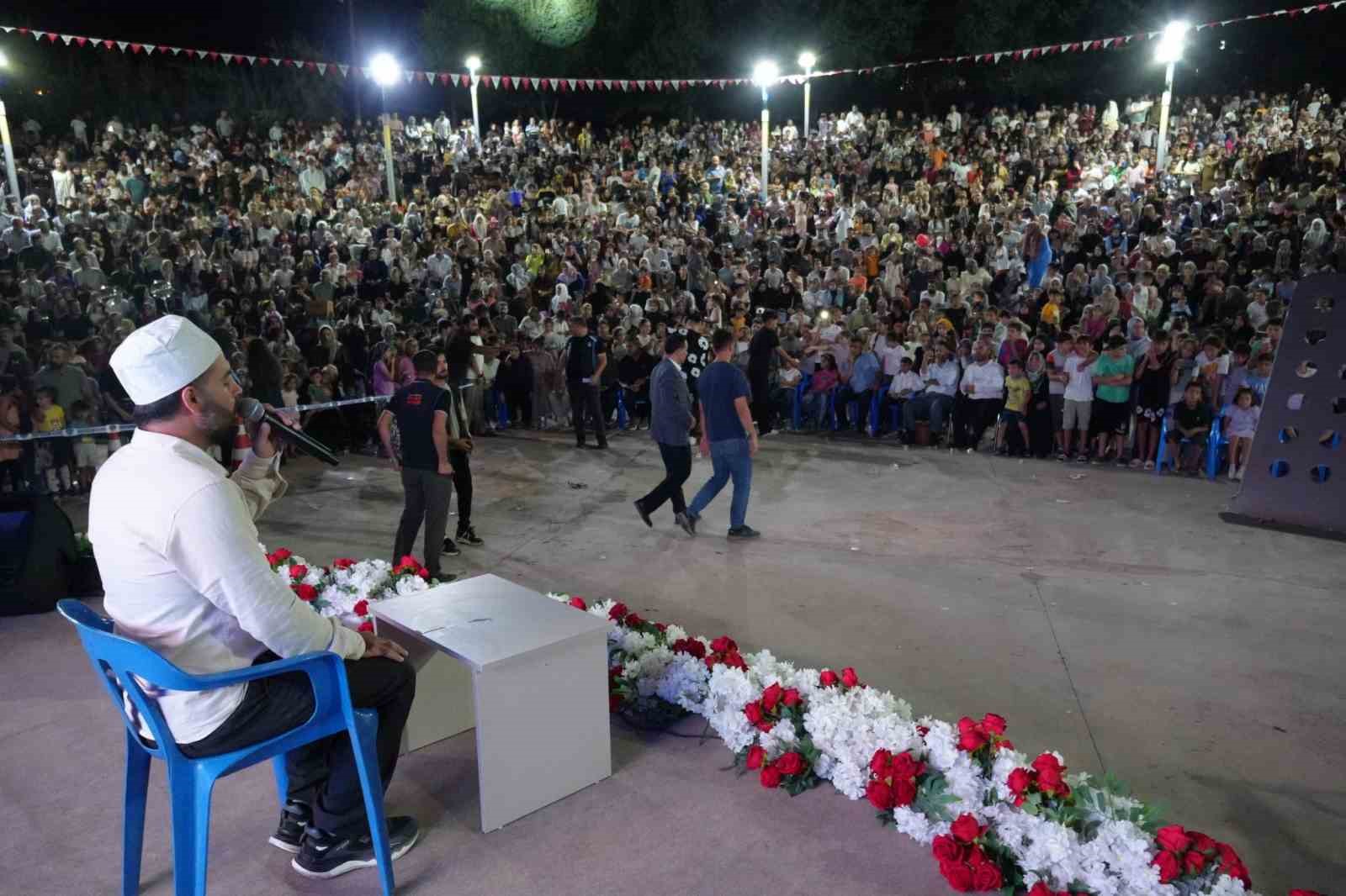 K&acirc;hta Belediyesi&rsquo;nin programında binlerce kişi aynı ilahide buluştu