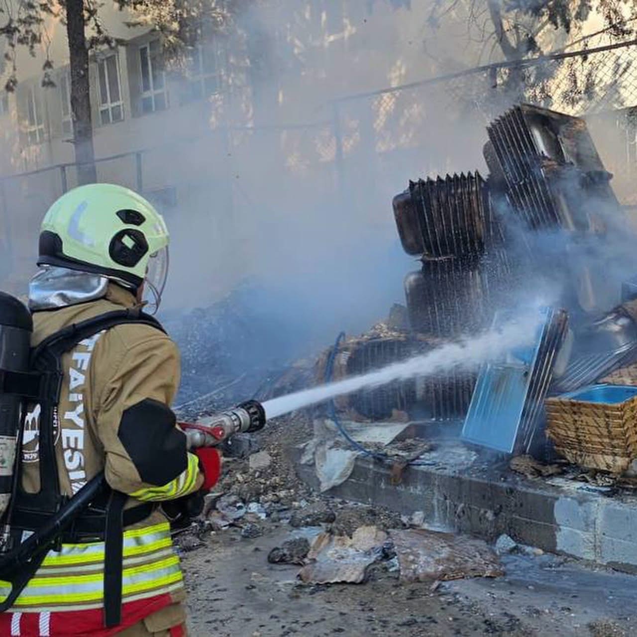 Antakya&rsquo;da inşaat malzemelerinin bulunduğu alanda yangın &ccedil;ıktı