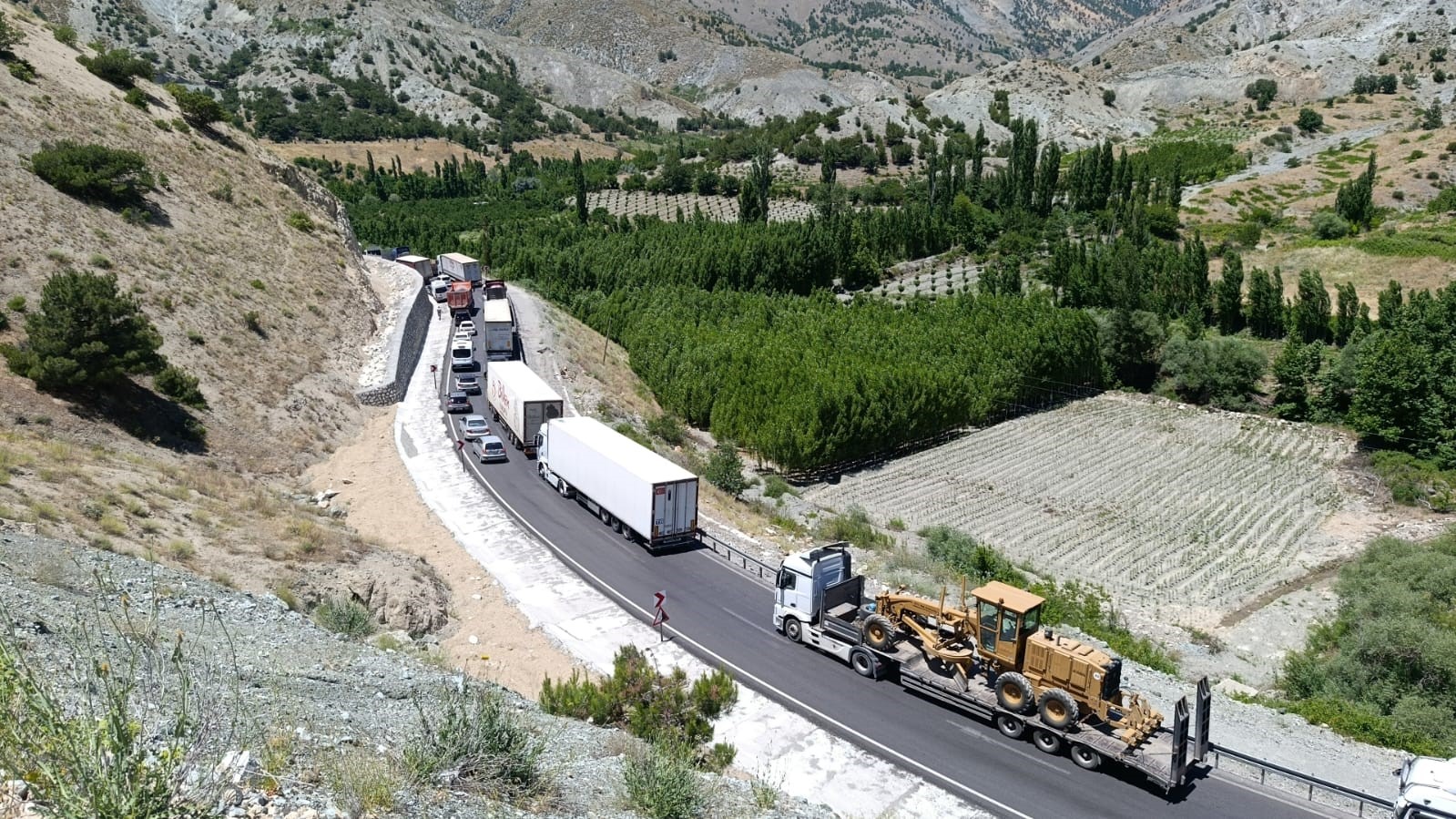 Malatya&rsquo;da &ccedil;ekici bariyerlere &ccedil;arparak askıda kaldı