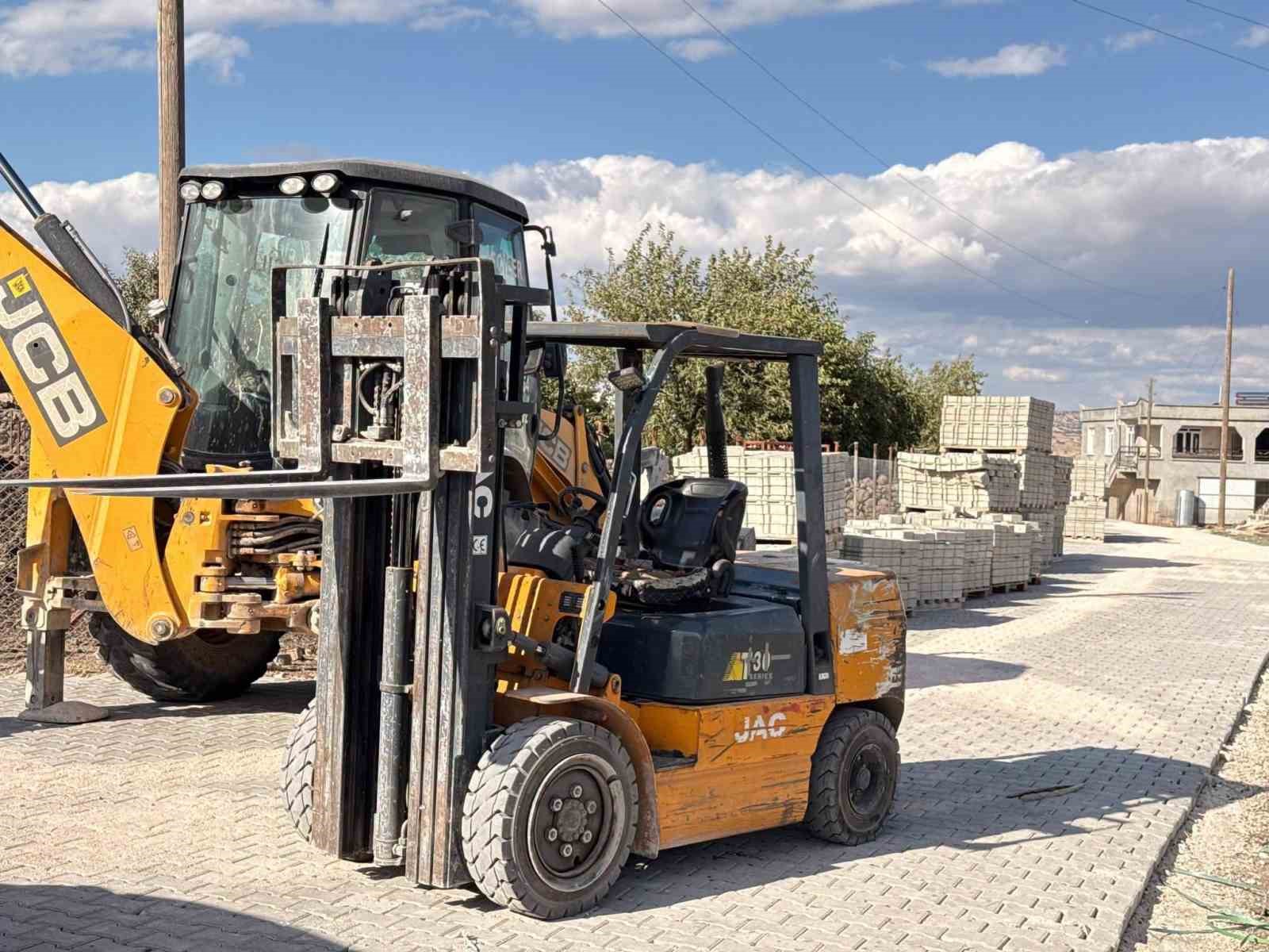 &Ccedil;ermik&rsquo;te mahalle yolları yapımı denetlendi