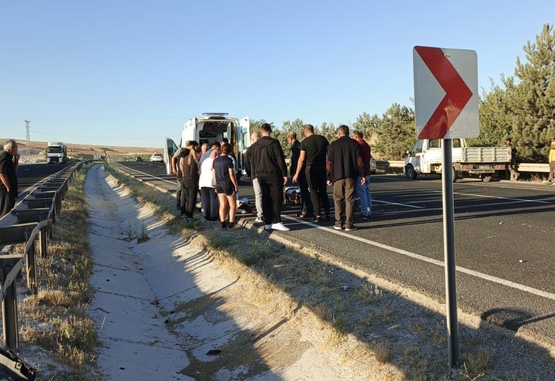 Sivrihisar&rsquo;da kontrolden &ccedil;ıkan otomobil yan yattı: 1 yaralı