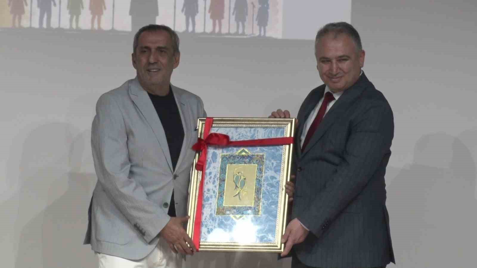 Yavuz Bingöl, denetimli serbestlik çocuk korosuyla aynı sahneyi paylaştı