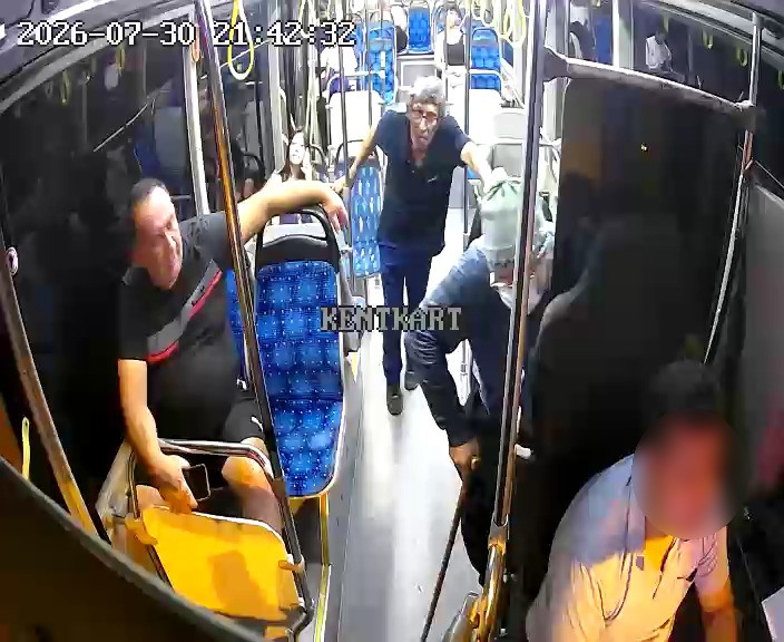 Gelen şikayetler üzerine yaşlı adam kılığına girip halk otobüslerini denetledi