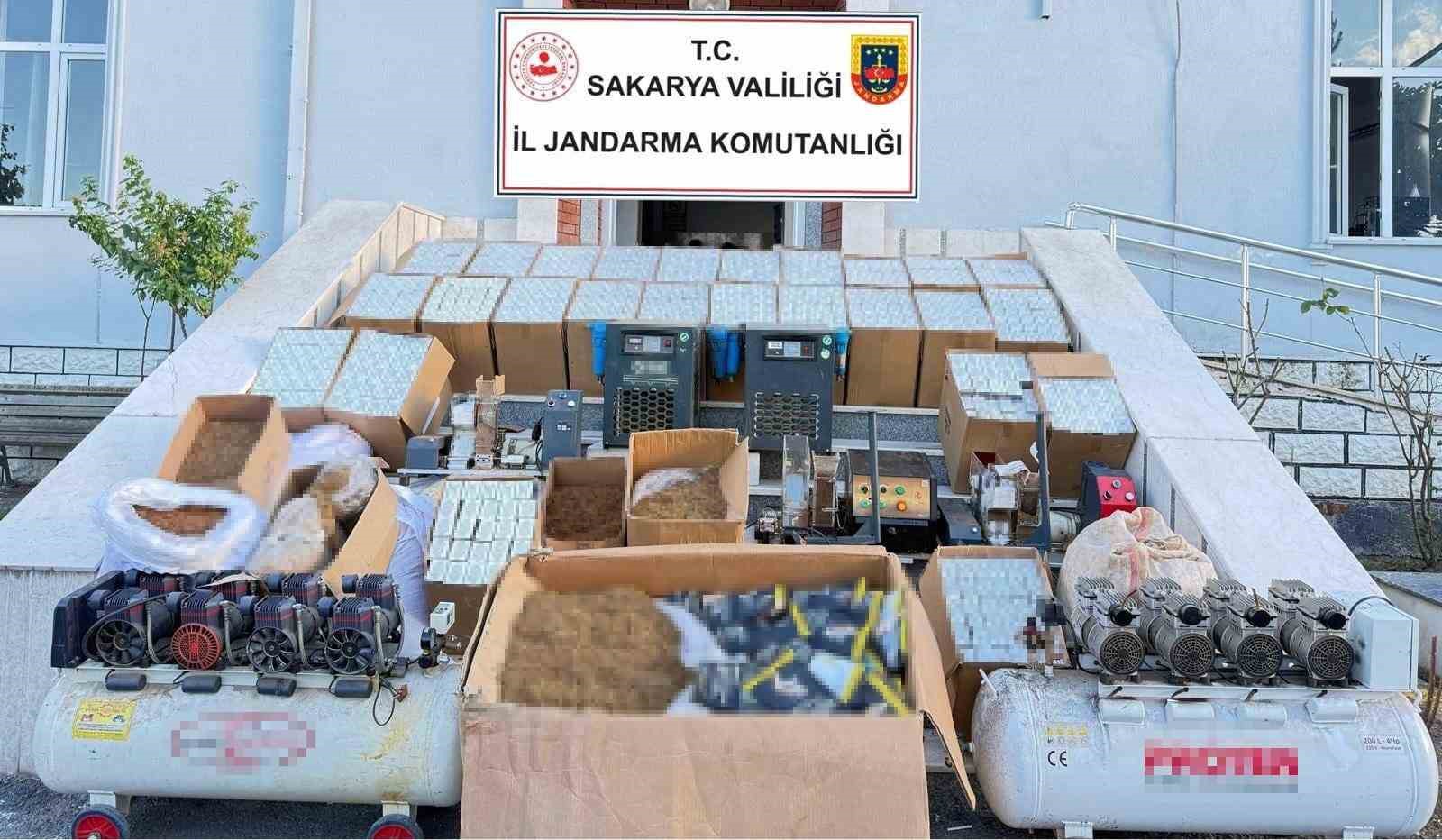 Jandarmadan 1 tonluk t&uuml;t&uuml;n operasyonu: 2 g&ouml;zaltı