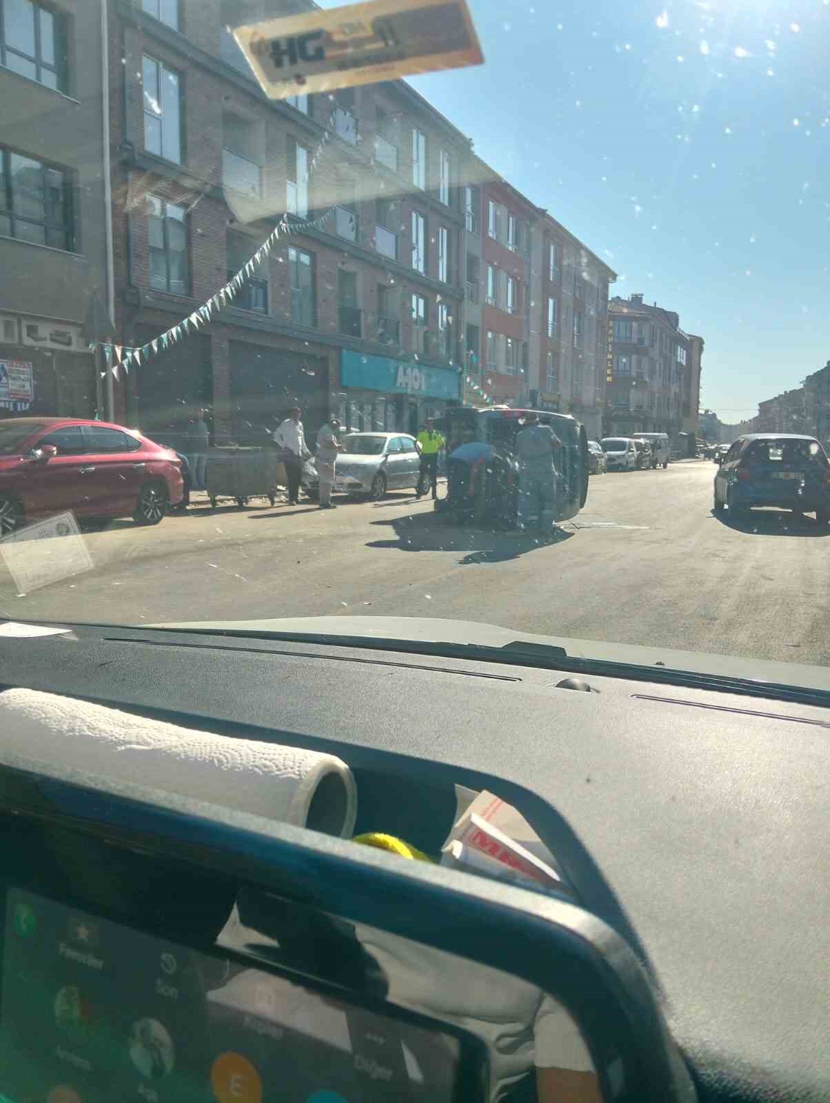 Eskişehir’de kaza yapan hafif ticari araç yan yattı: 3 yaralı