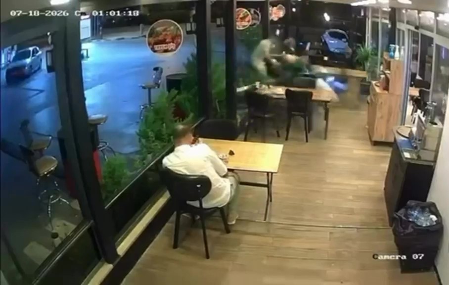Motosiklet lokantada oturan müşteriye çarptı
