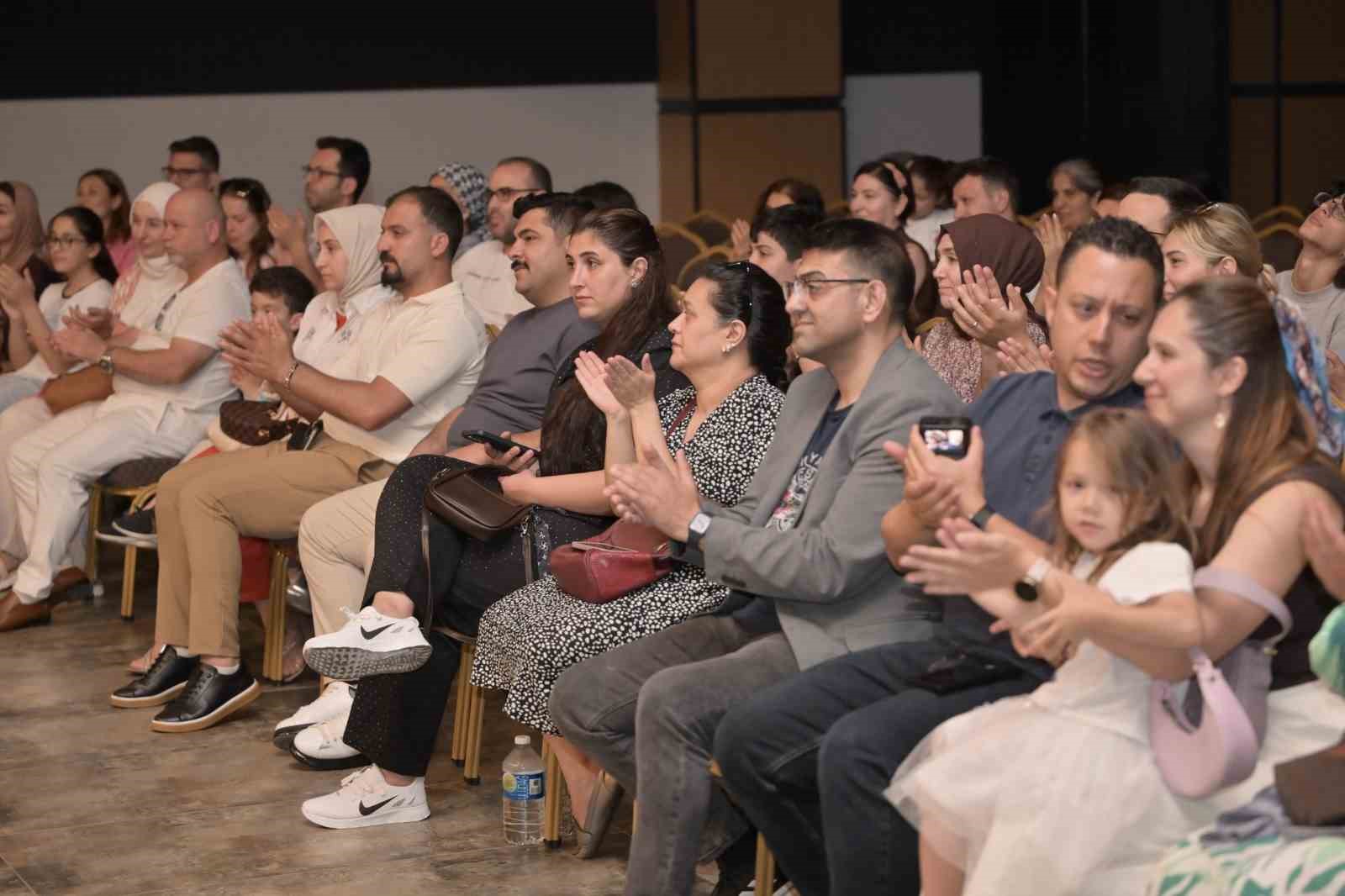 Minik piyanistler yıl sonu dinletisinde sahne aldı