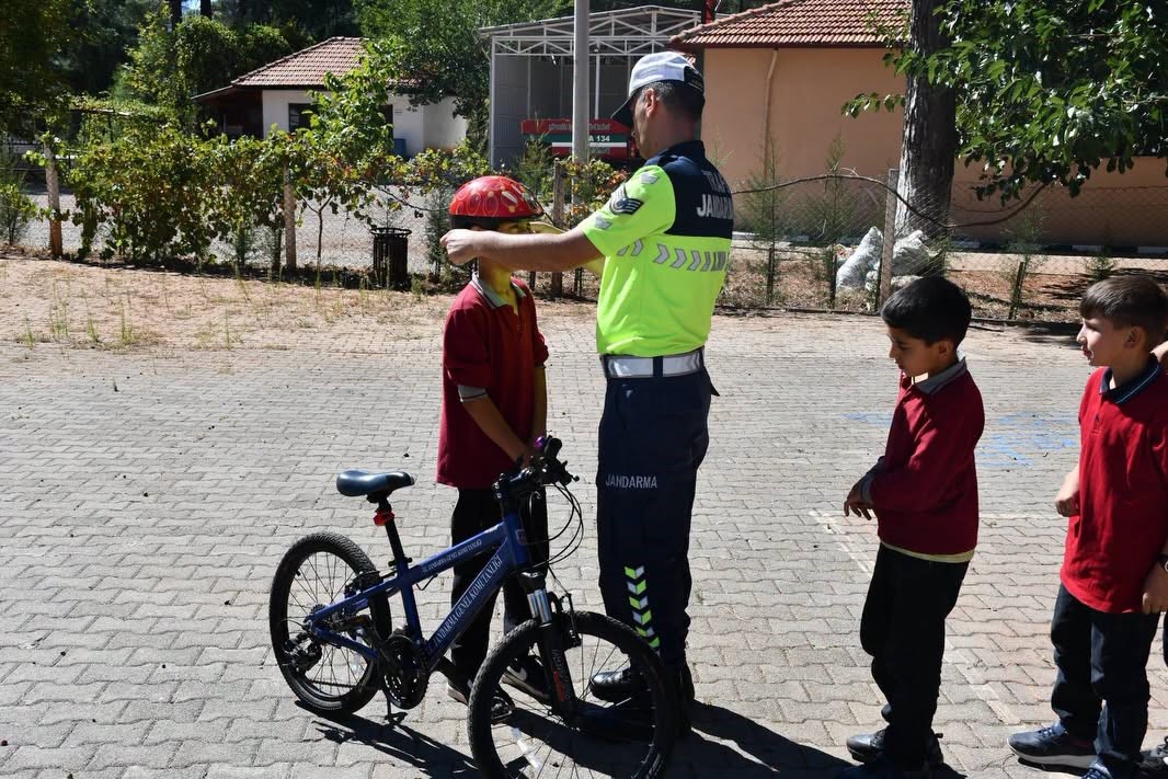 K&ouml;yceğiz&rsquo;de Jandarma tarafından &ouml;ğrencilere trafik eğitimi verildi