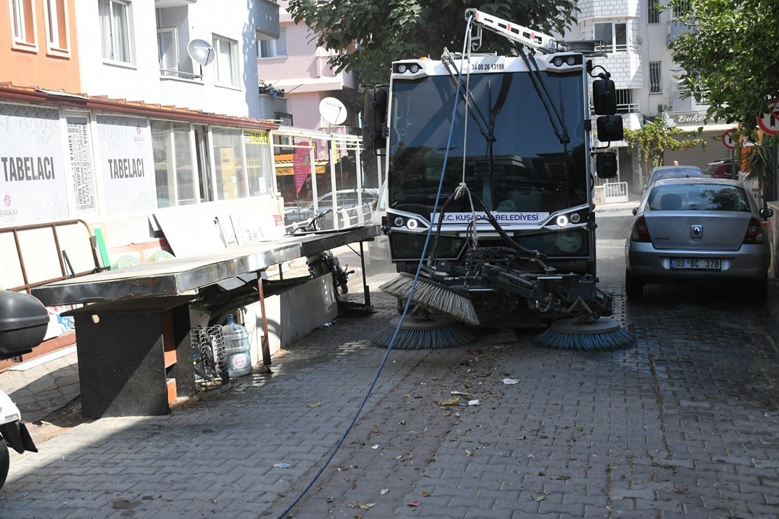 Kuşadası’nda temizlik mesaisi aralıksız sürüyor