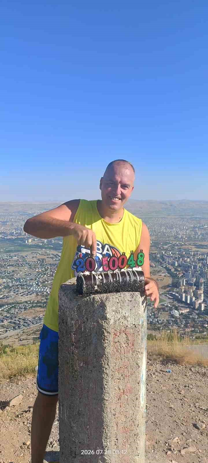 Aksoyak&rsquo;tan 500. zirve tırmanışında &uuml;&ccedil;l&uuml; kutlama
