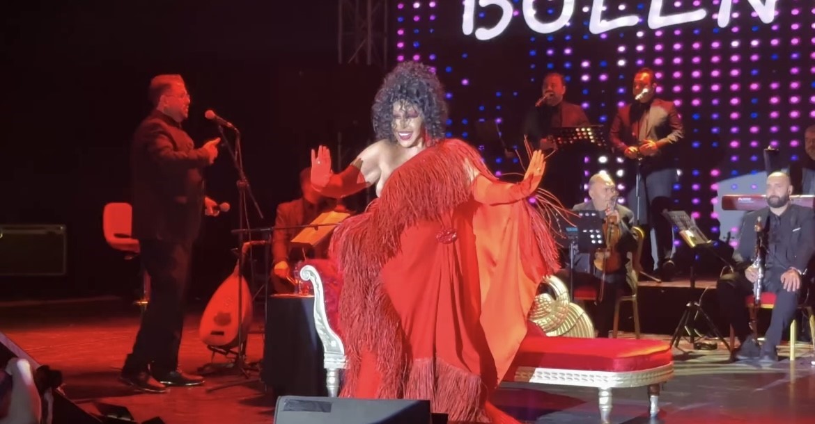 Kuşadası’nda yuhalanmıştı, olaylı konserin ardından Bursa’da sahne aldı