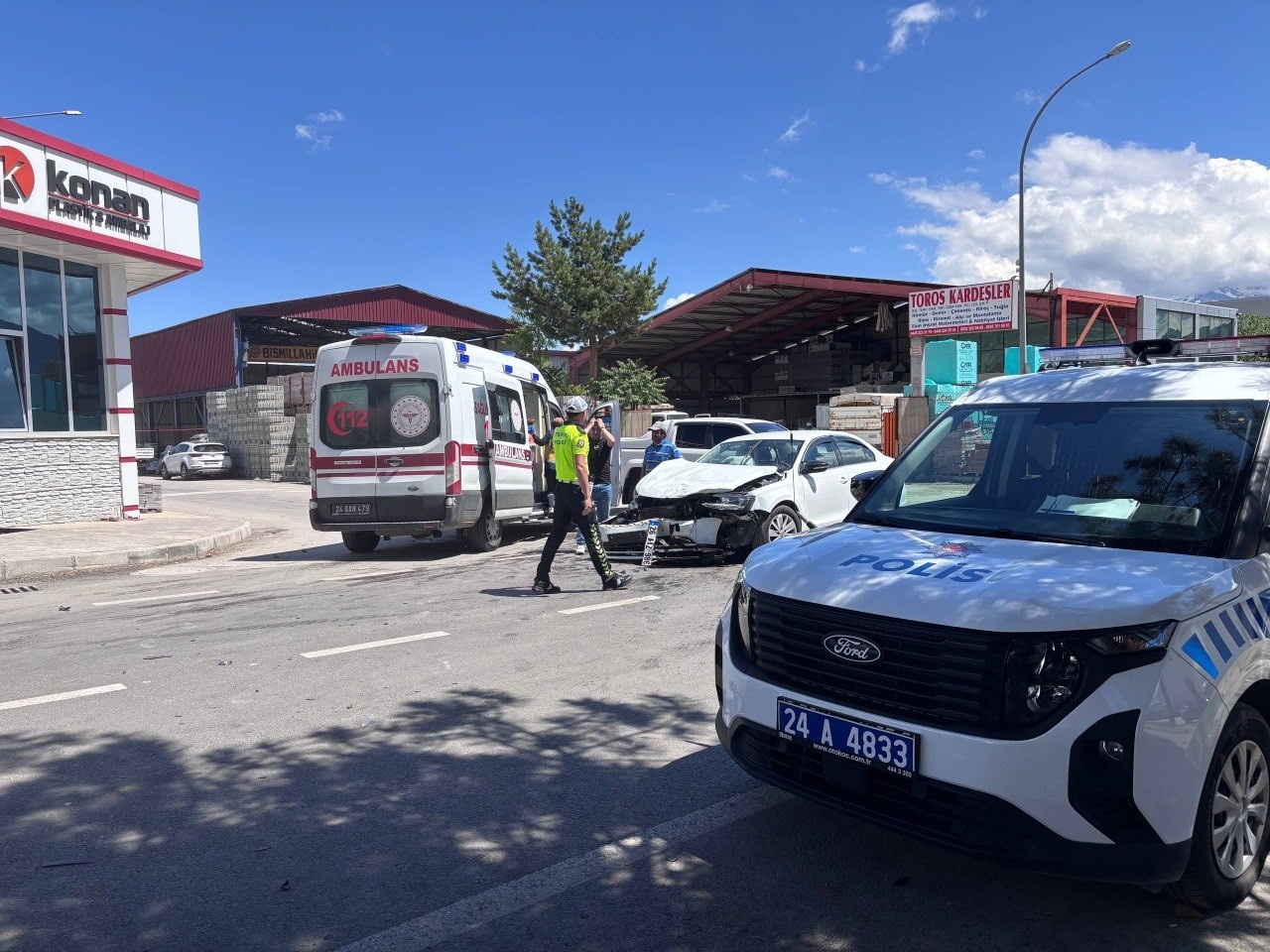 Erzincan’da 3 araçlı trafik kazası güvenlik kamerasına yansıdı