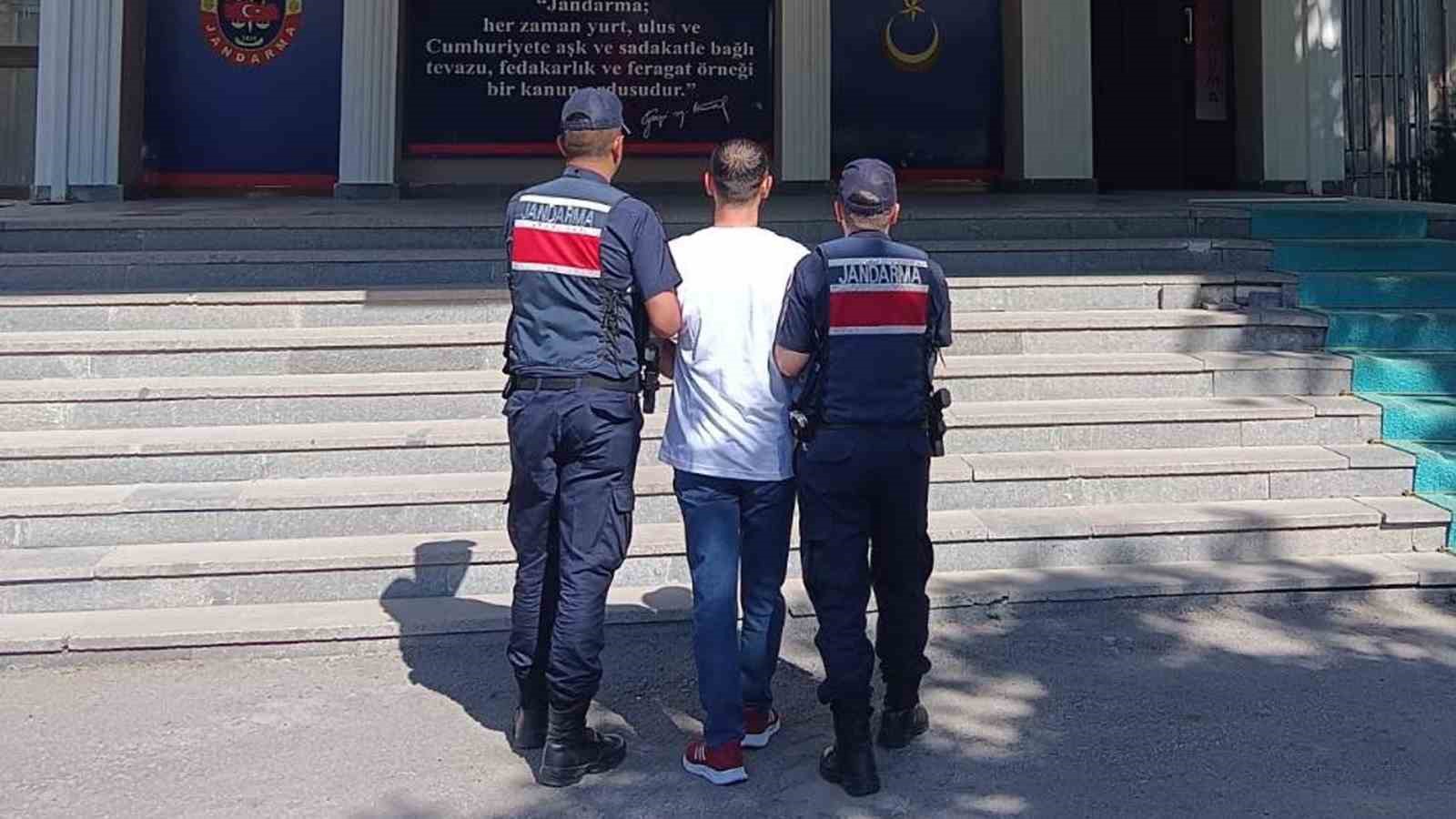 Jandarmadan firari 5 h&uuml;k&uuml;ml&uuml;ye operasyon: 61 yıl hapis cezası bulunan da yakalandı