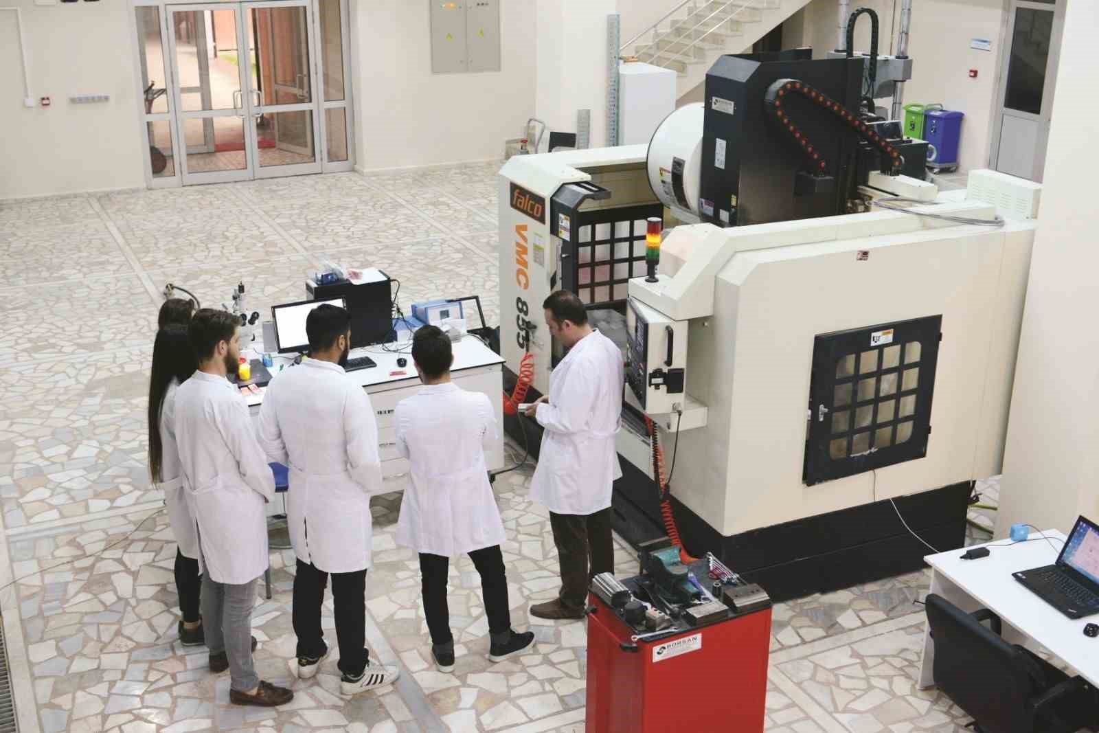 Ön lisans öğrencileri eğitimlerinin en az bir dönemini işletmelerde tamamlayacak