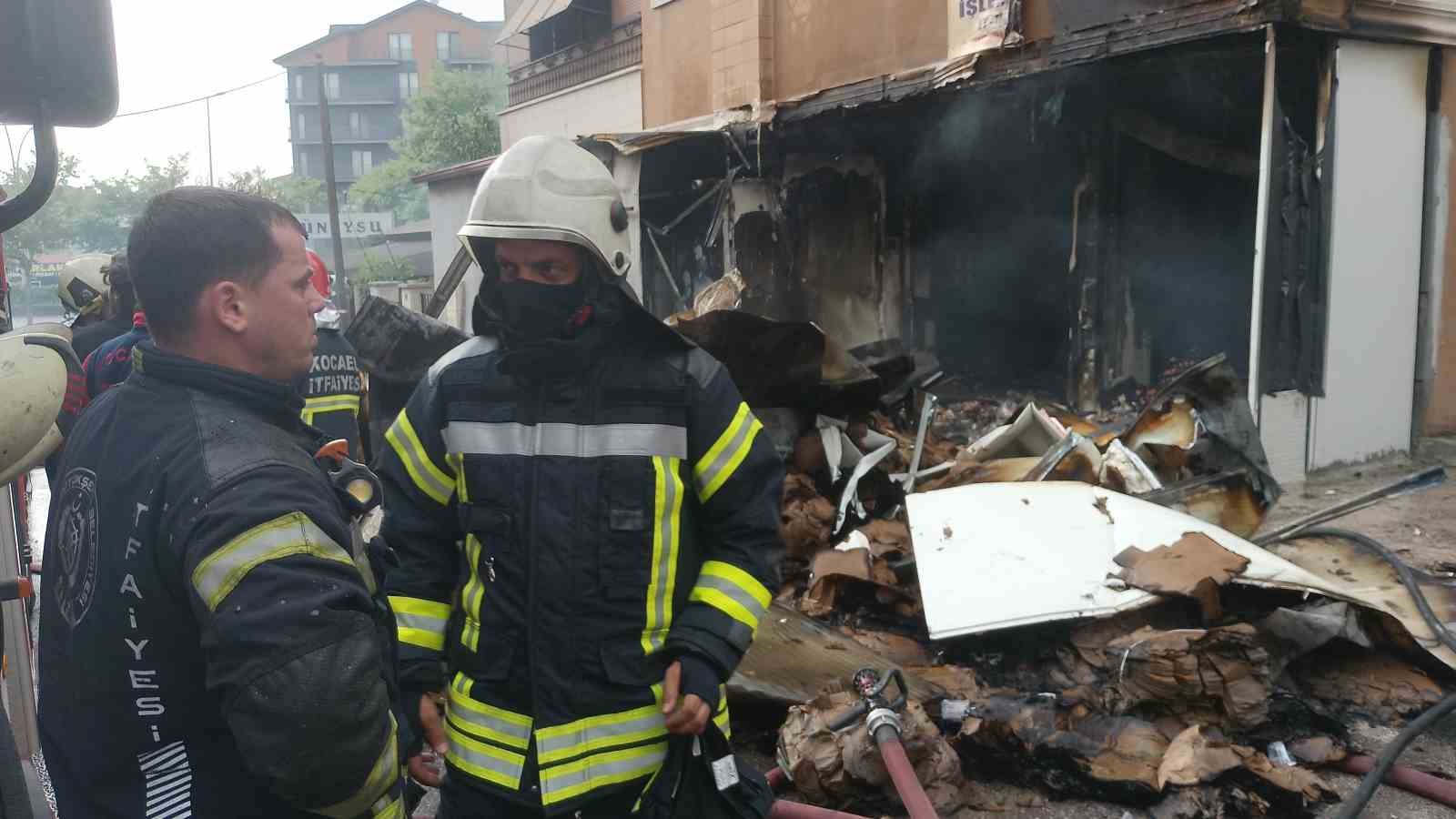 Yumurta d&uuml;kkanını saran alevlere iş makinesiyle m&uuml;dahale