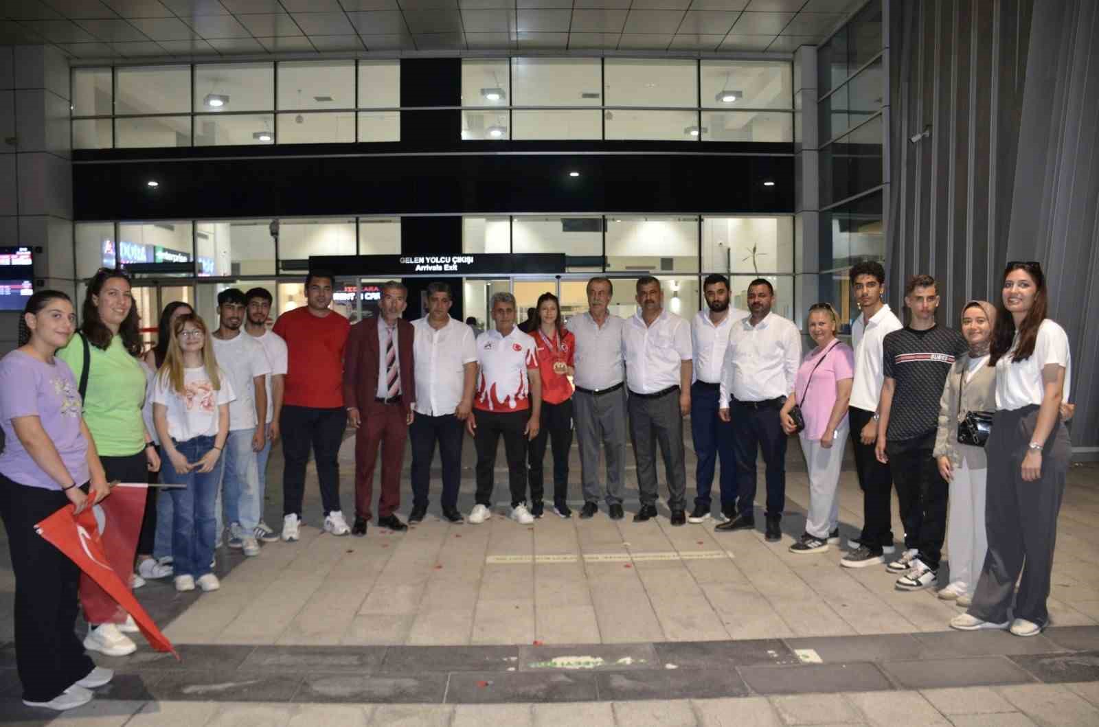 Dünya şampiyonu Berfin Polat coşkuyla karşılandı
