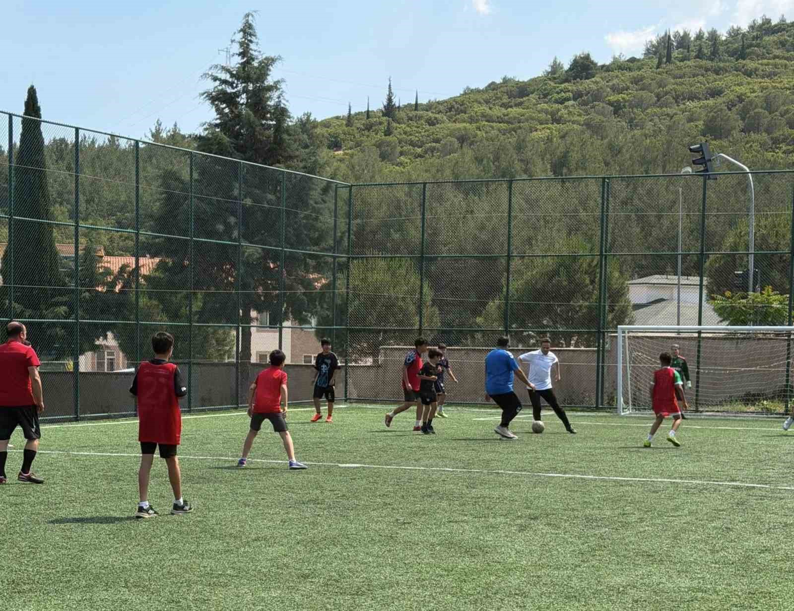 Halı sahada öğrenciler öğretmenlerle bir araya geldi
