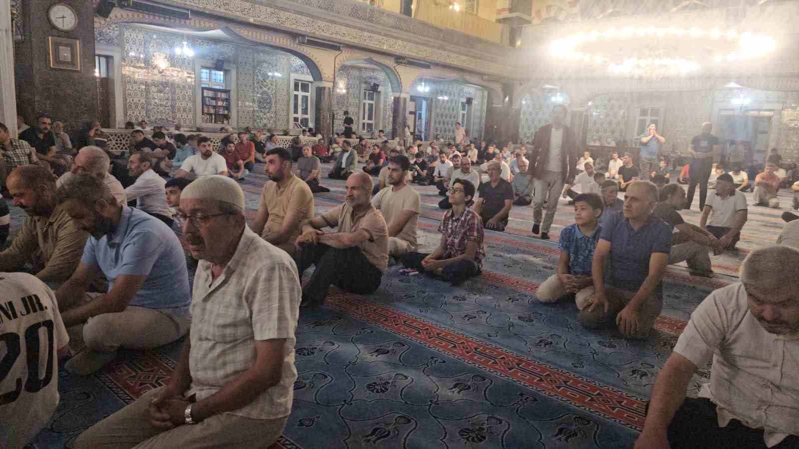 Mevlid Kandili’nde camiler doldu taştı