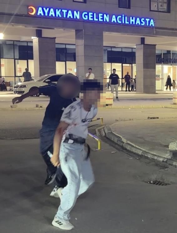 Adıyaman&rsquo;da hastanede bı&ccedil;aklı saldırı: 2&rsquo;si g&uuml;venlik g&ouml;revlisi 3 yaralı