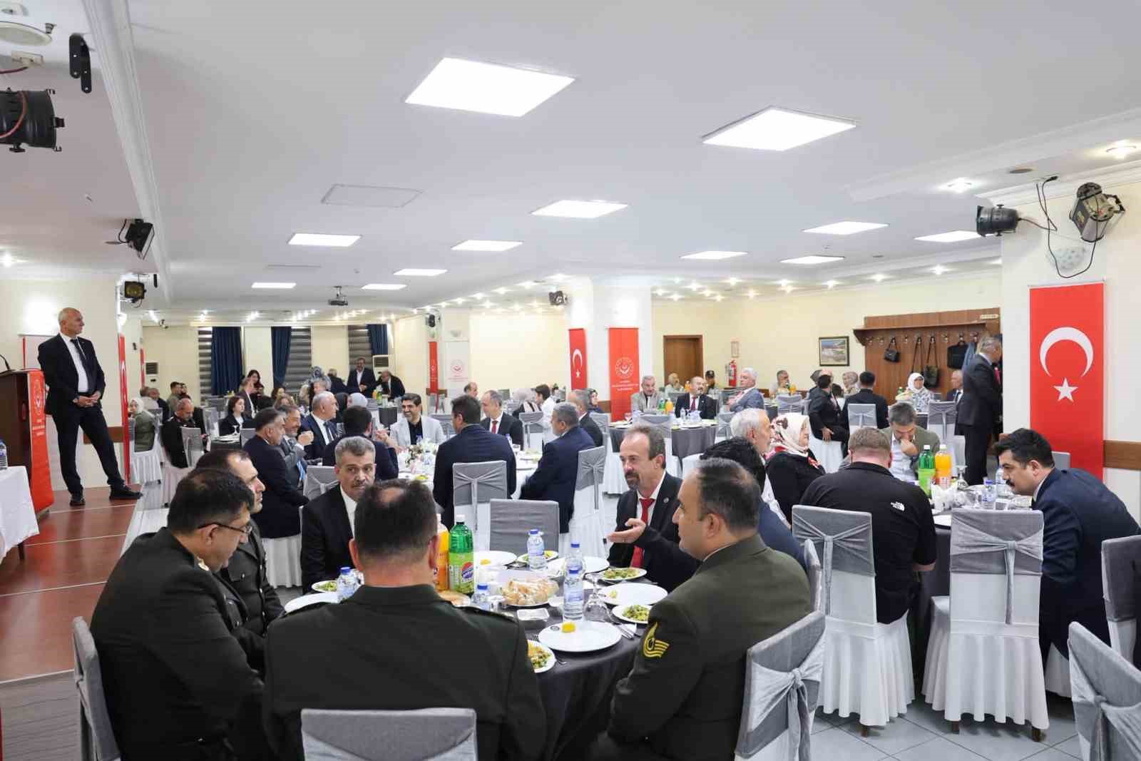 Vali Çağatay gaziler ve şehit aileleriyle onur yemeğinde buluştu