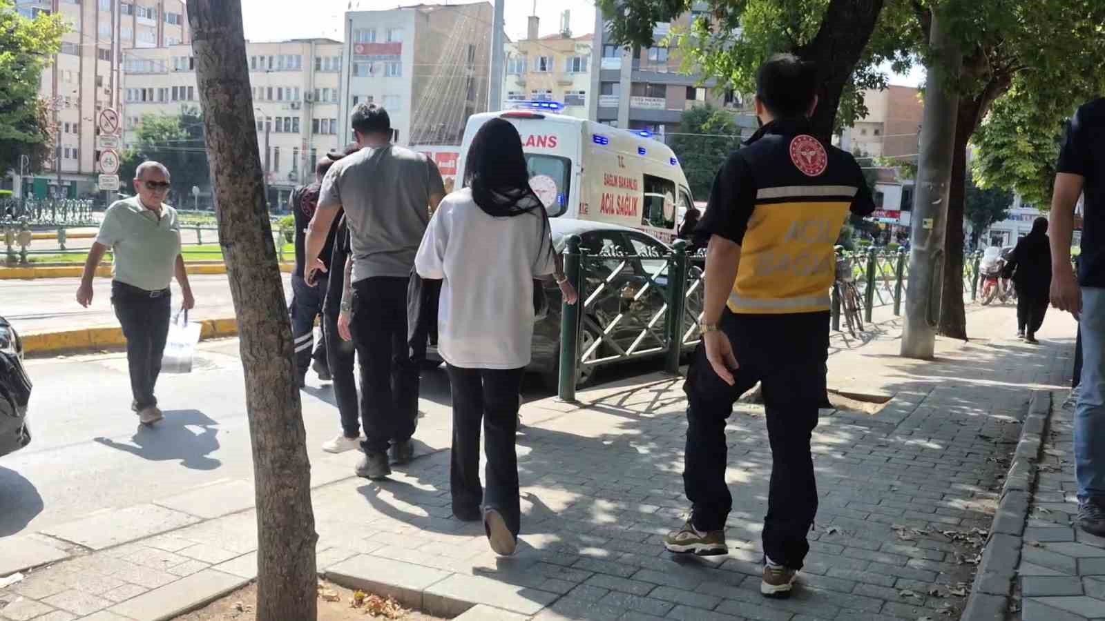 Tramvay durağındaki bı&ccedil;aklı kavgada kendini savunan ş&uuml;pheli: "Ben ablamın namusunu &ccedil;&ouml;pte mi buldum"
