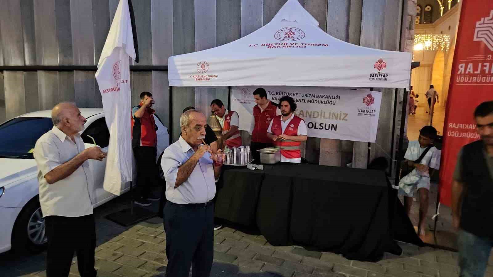 İstanbul&rsquo;da Mevlid Kandili dualarla idrak edildi