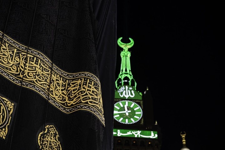 Kâbe’nin yeni örtüsü serildi
