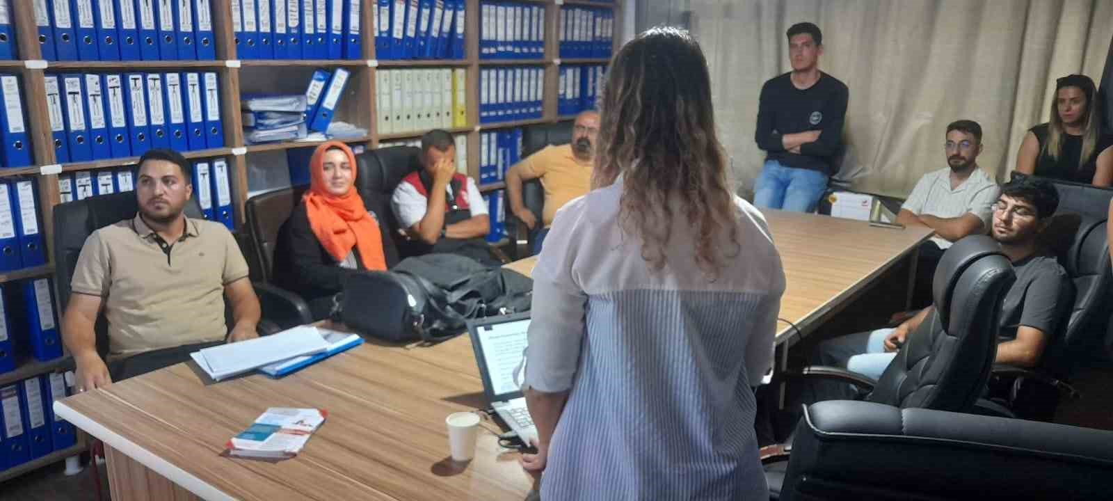 Malazgirt&rsquo;te kapsamlı sağlık eğitimi: Tarım personeline &lsquo;saha&rsquo; programı