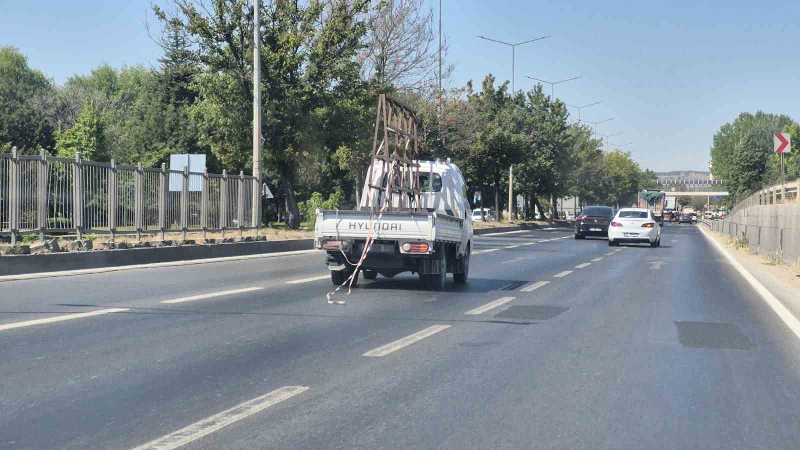 Kamyondan sarkan şeritler trafiği tehlikeye attı
