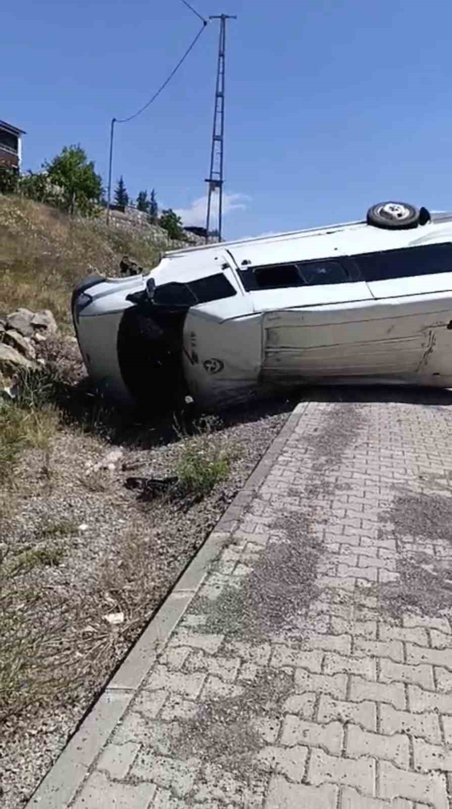 Minibüs takla attı: 1 yaralı