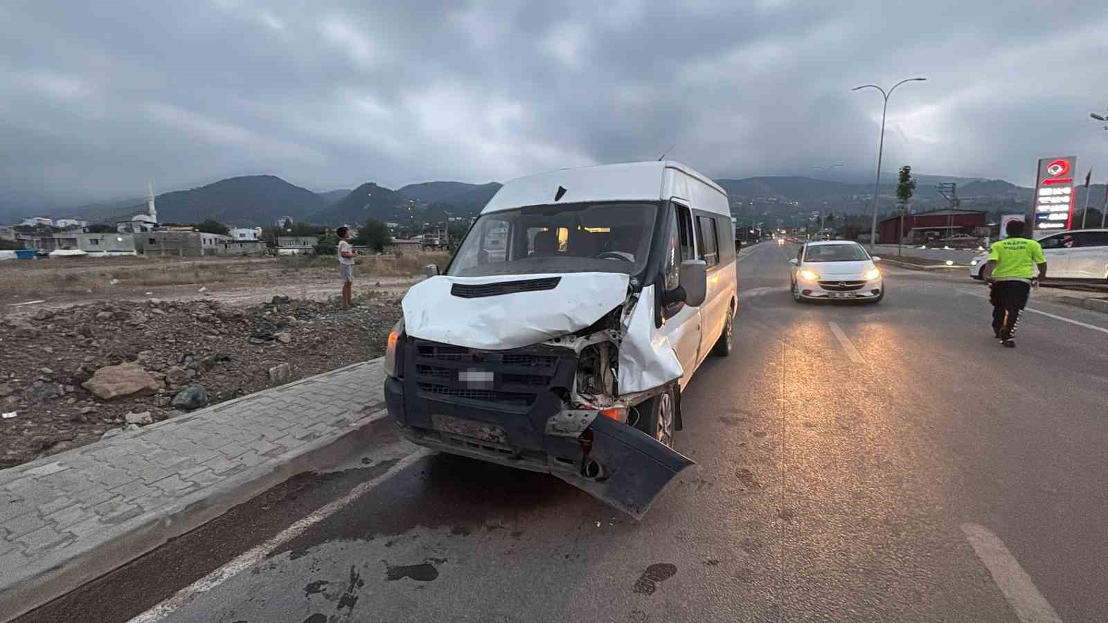 Osmaniye’de minibüs başıboş ata çarptı