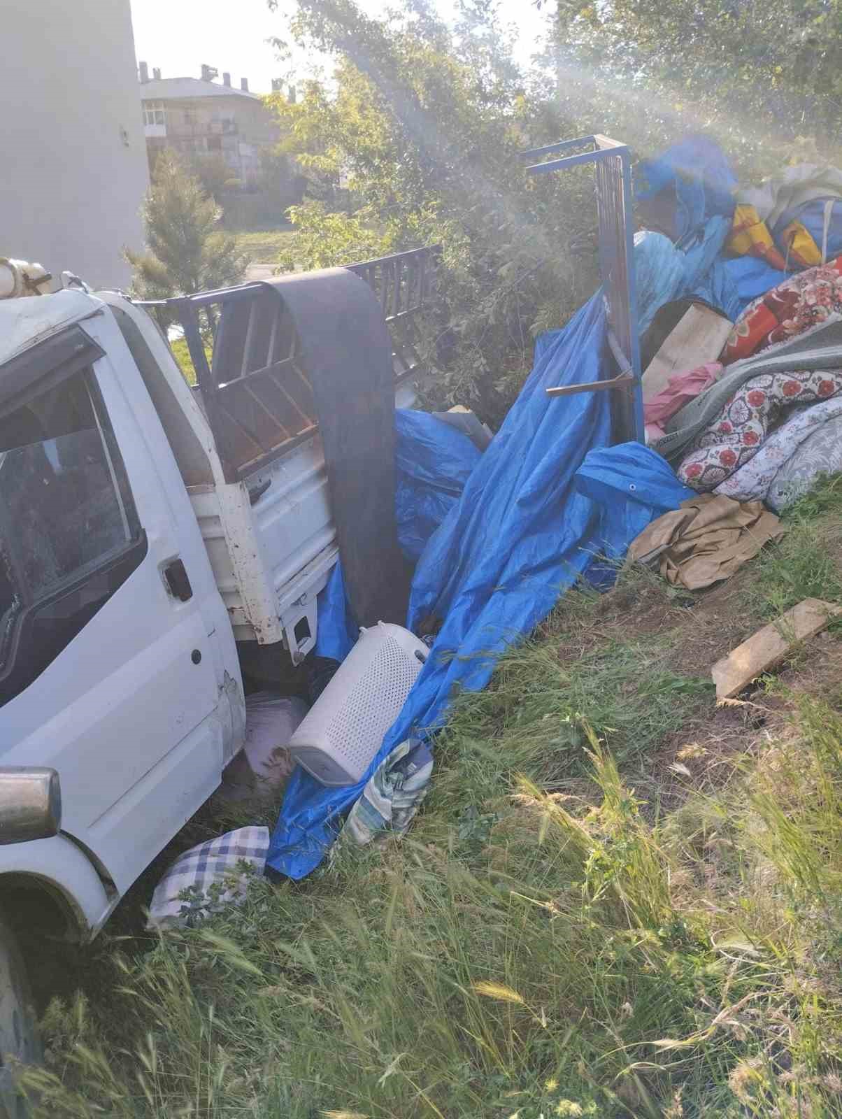 Sivas’ta kontrolden çıkan kamyonet duvara çarptı: 4 yaralı
