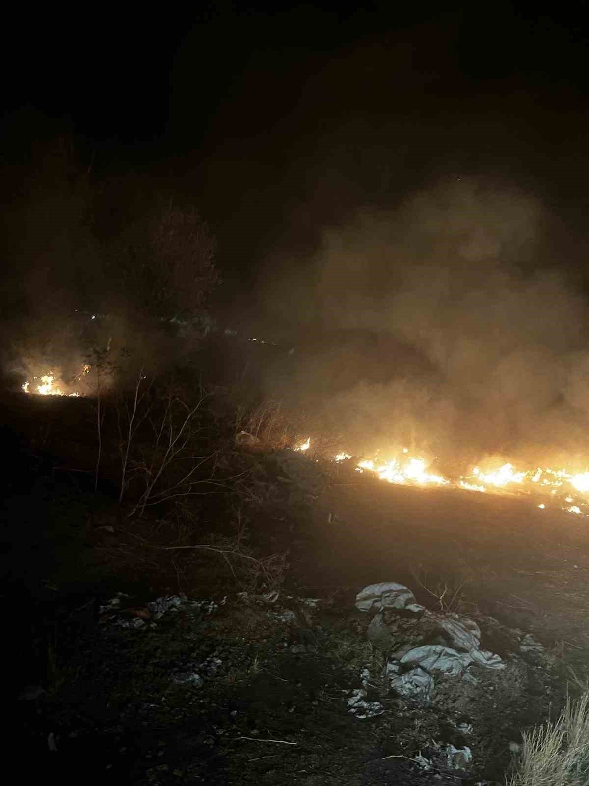 Şuhut&rsquo;ta arazi yangını korkuttu