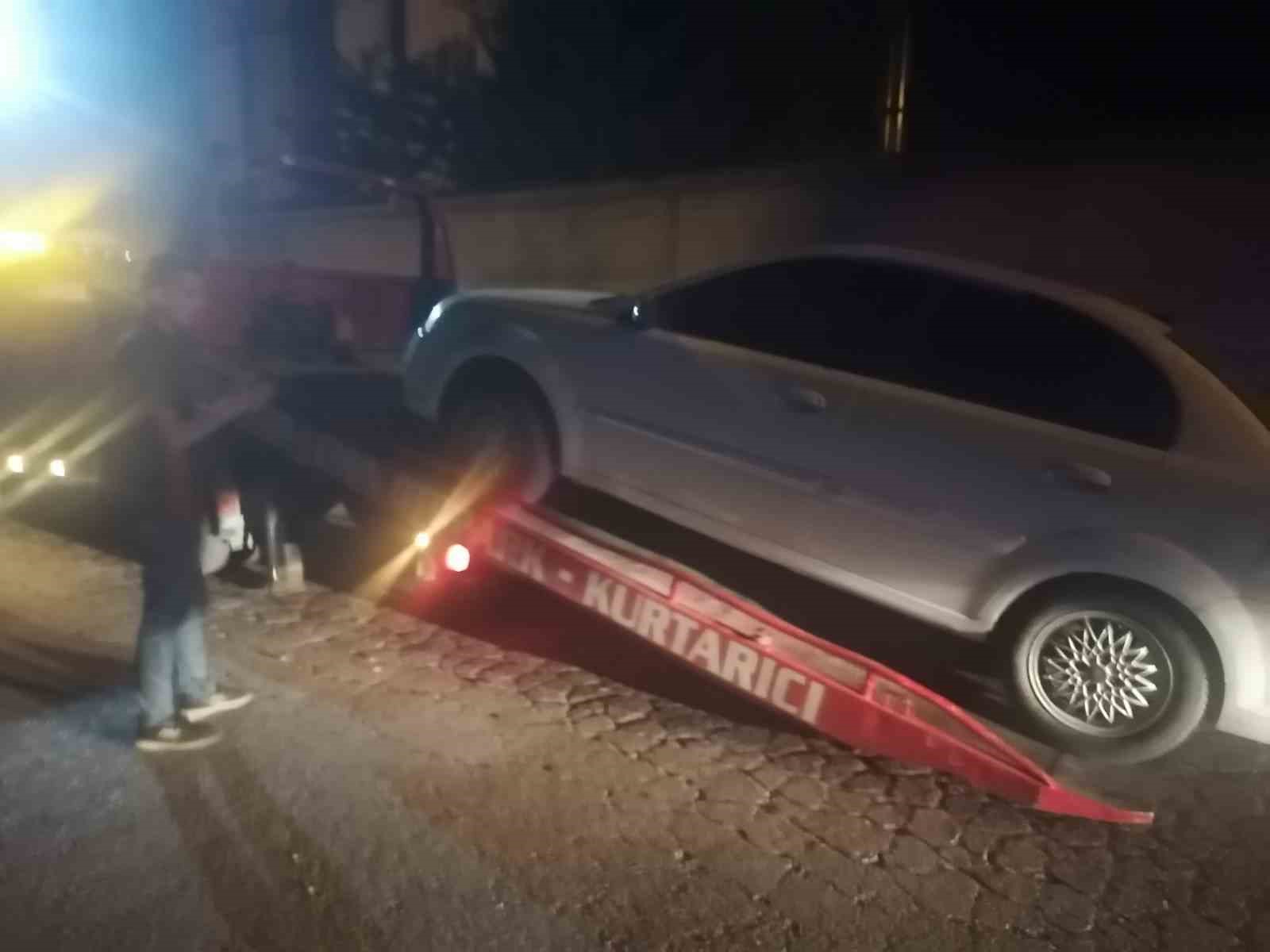 Karakol yoluna park edilen ara&ccedil;lar &ccedil;ekiciyle kaldırıldı