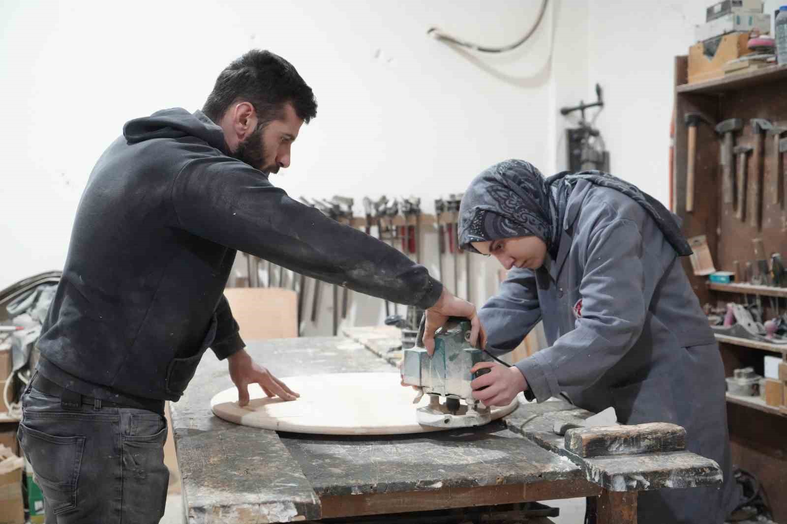 Bayburtlu genç kız mesleki eğitimle marangozluğa adım attı: Ahşaba şekil vererek zanaat öğreniyor