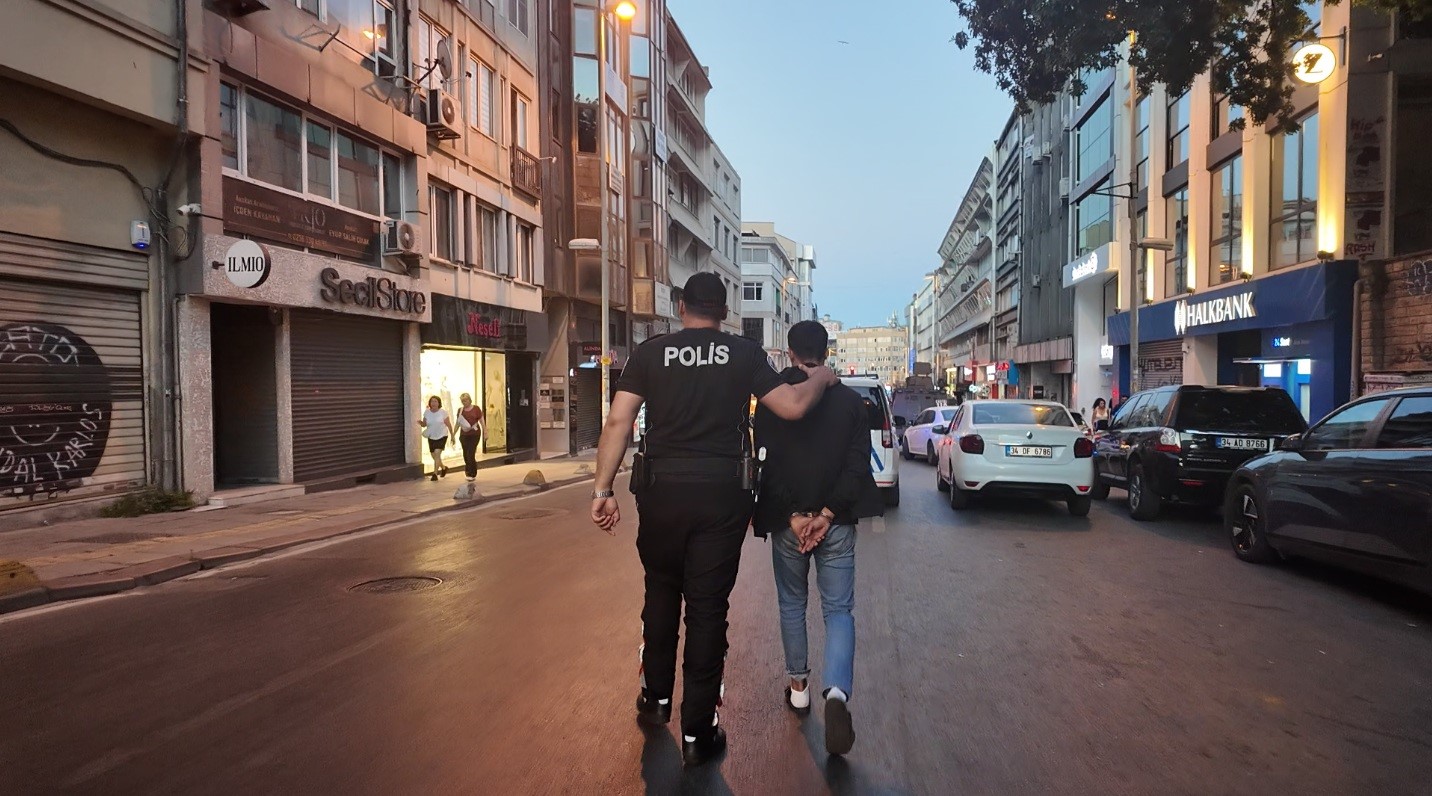 Kadık&ouml;y&rsquo;de helikopter destekli huzur denetimi: Ş&uuml;pheli motosiklette kokain ve &ccedil;ok miktarda nakit para ele ge&ccedil;irildi