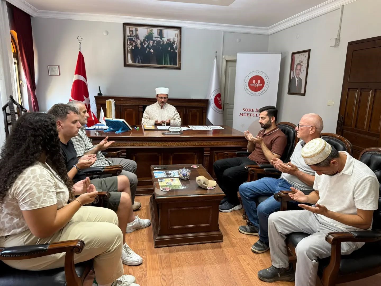 Bayram namazından etkilenip M&uuml;sl&uuml;man oldu
