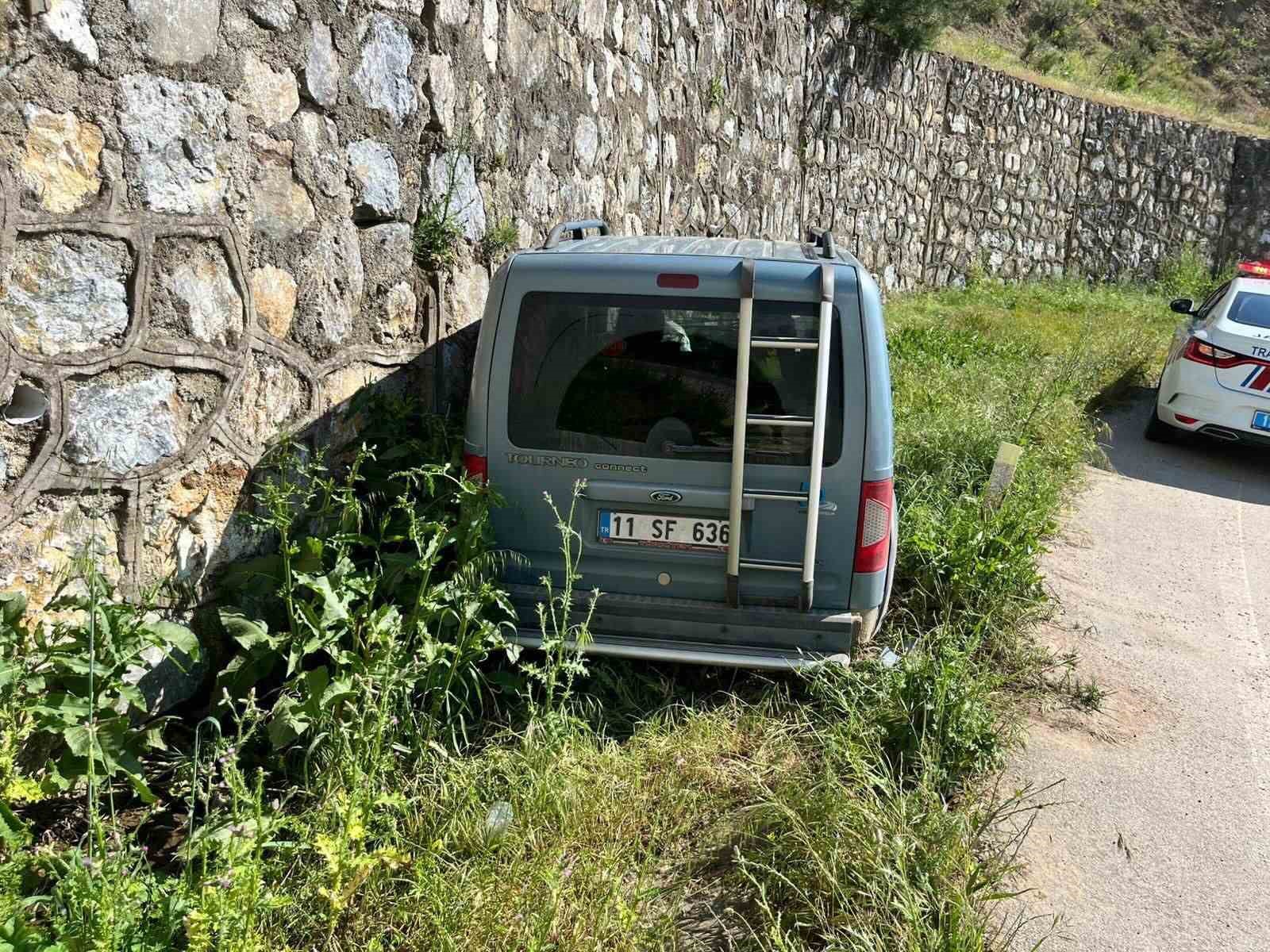 Direksiyon hâkimiyetini kaybeden otomobil sürücüsü istinat duvarına çarptı: 1 yaralı