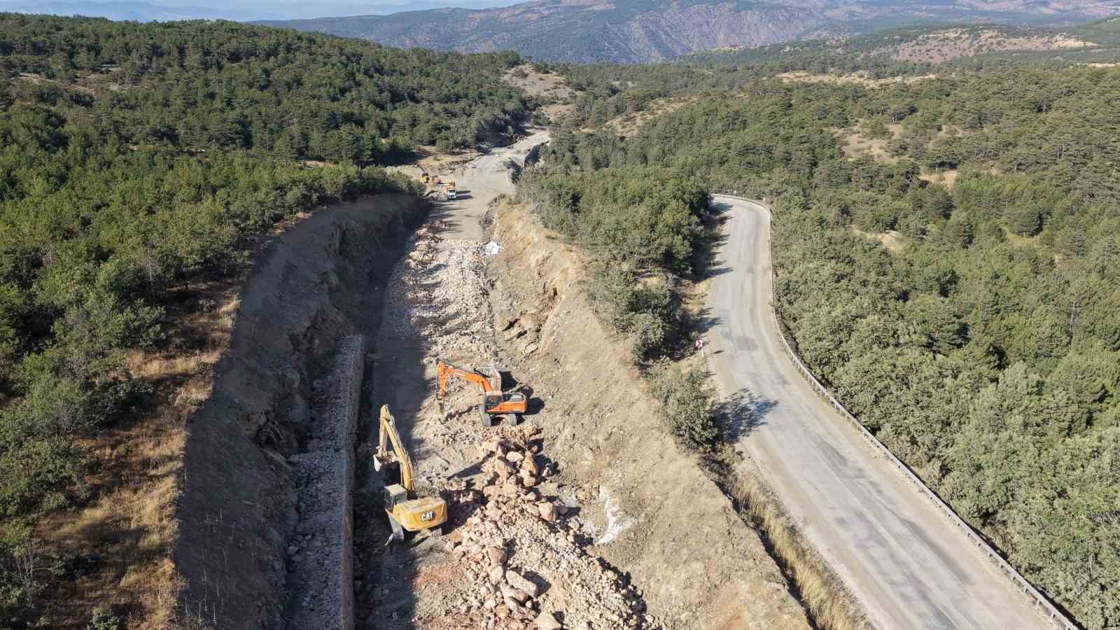 Sarıcakaya yolundaki yıkılan duvar tamir edildi, yol &ccedil;alışmaları devam ediyor