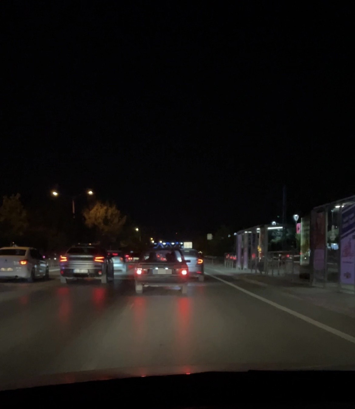 Makas atan sürücü hem yanındakileri hem trafiği tehlikeye attı