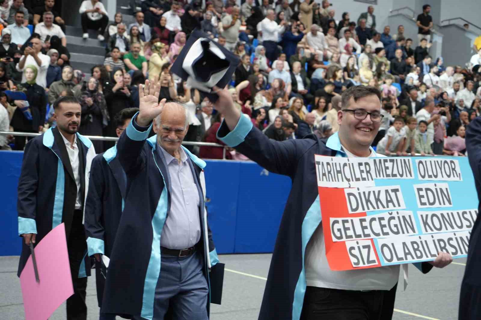Bayburt’ta azmin hikâyesi: 71’inde başladığı üniversiteden 75 yaşında mezun oldu