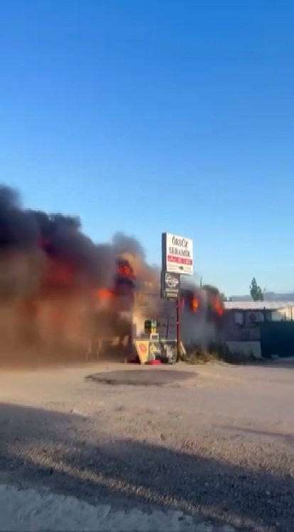 Ekmek teknesini saran alevleri söndürmeye çalışan tostçu yaralandı