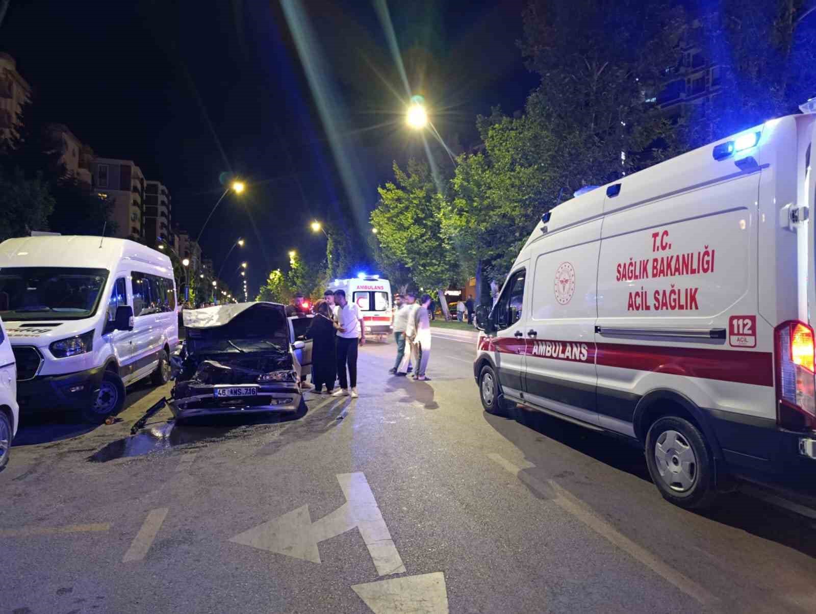 Kahramanmaraş’ta trafikte yarış kazayla bitti: 5 yaralı