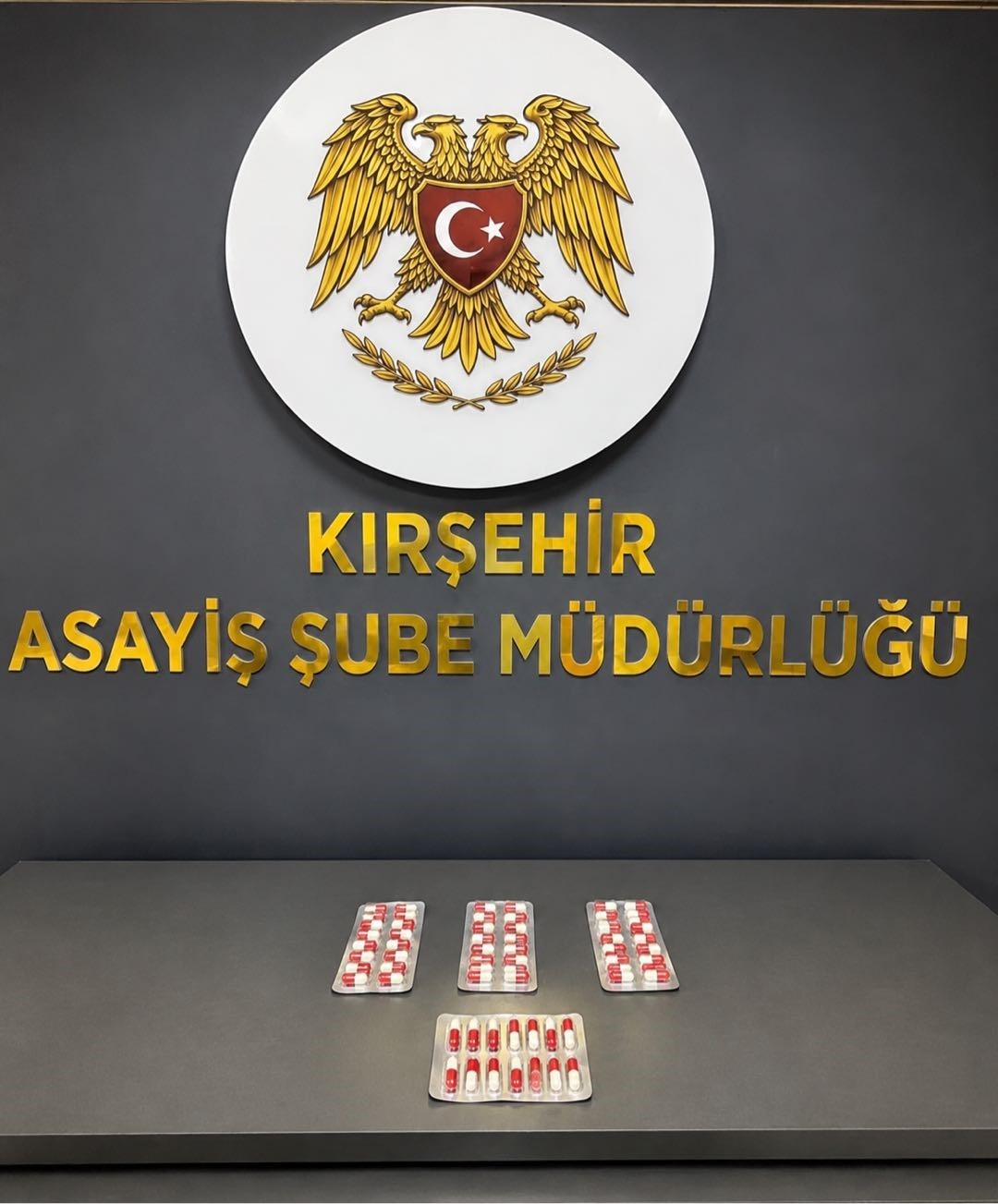 Polis uygulamalarında silah ve uyuşturucu ele ge&ccedil;irildi