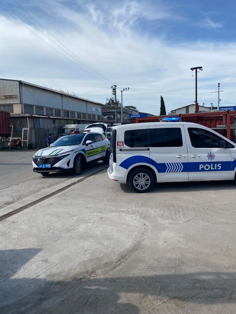 Otomobille motosikletin çarpıştığı kaza anı kameraya yansıdı: 1 yaralı