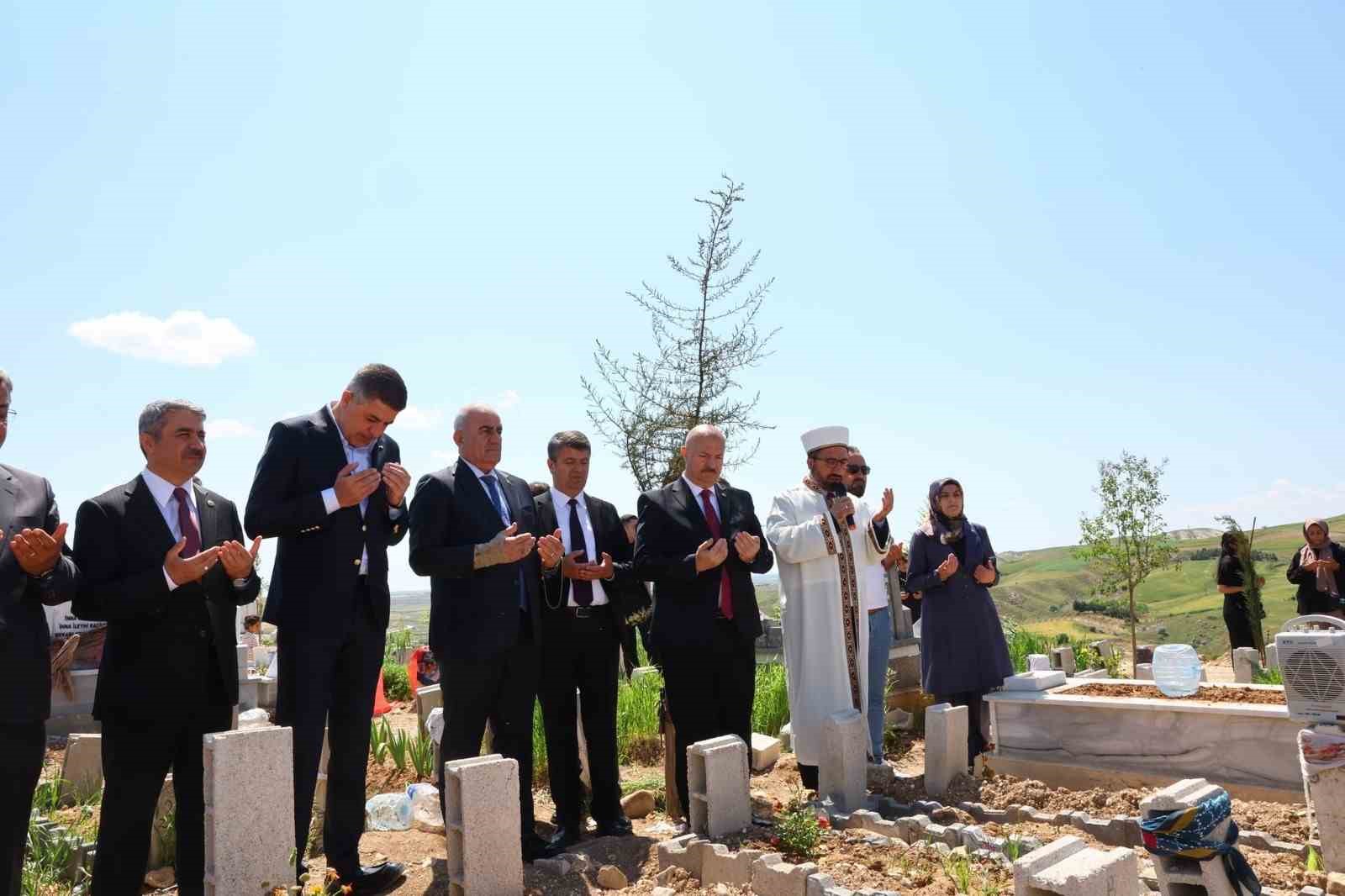 Bayram arifesinde şehitlik ziyaret edildi