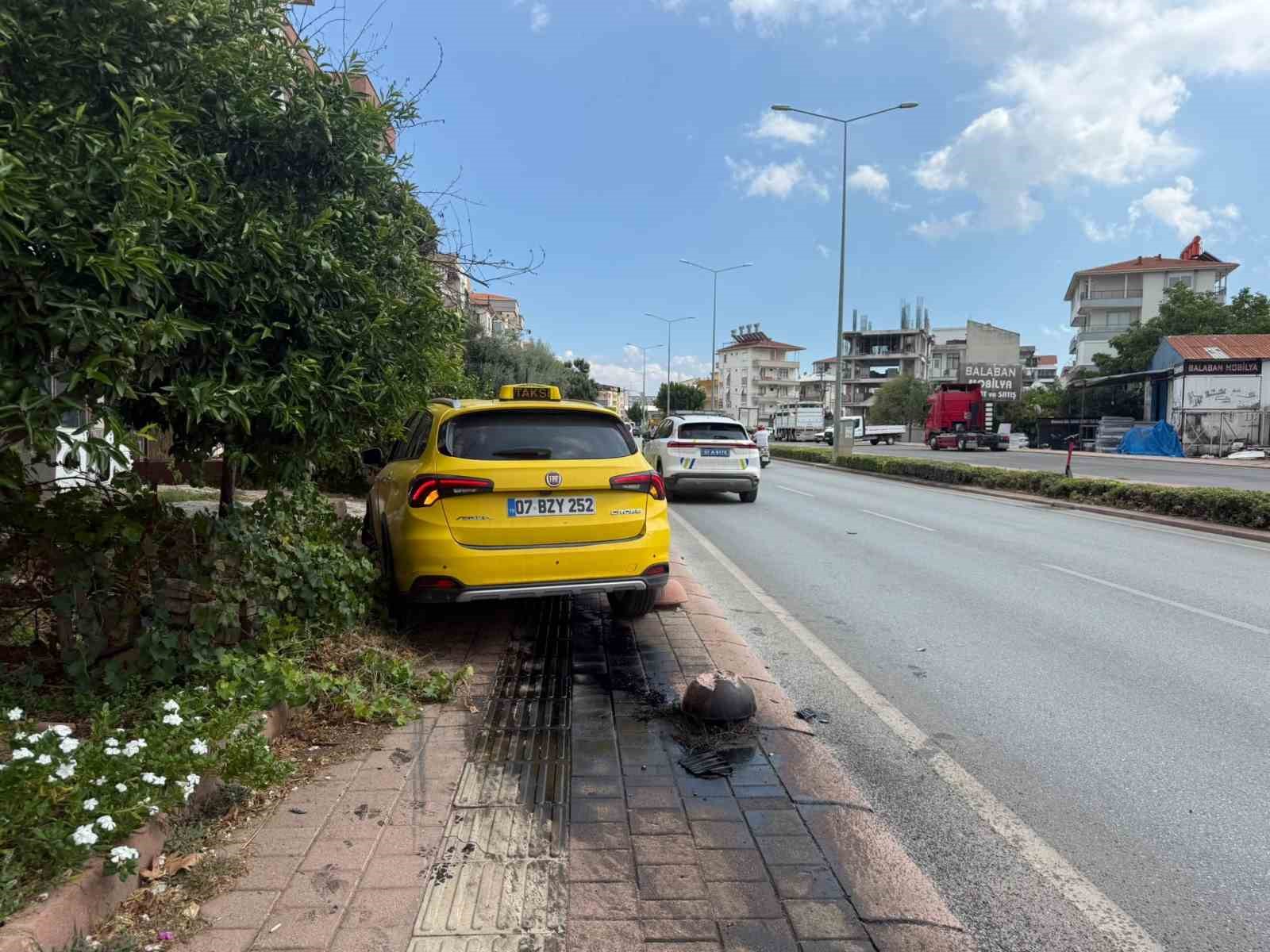 Serik&rsquo;te taksi ile hafif ticari ara&ccedil; &ccedil;arpıştı, mahalleli kavşağa &ouml;nlem alınmasını istedi