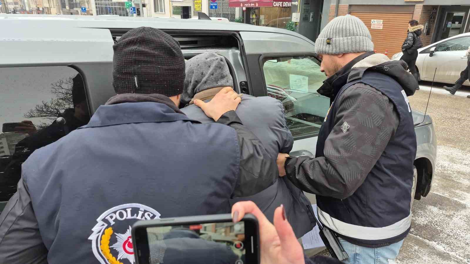 &Uuml;vey babasını bı&ccedil;aklayarak &ouml;ld&uuml;ren sanık hakim karşısında