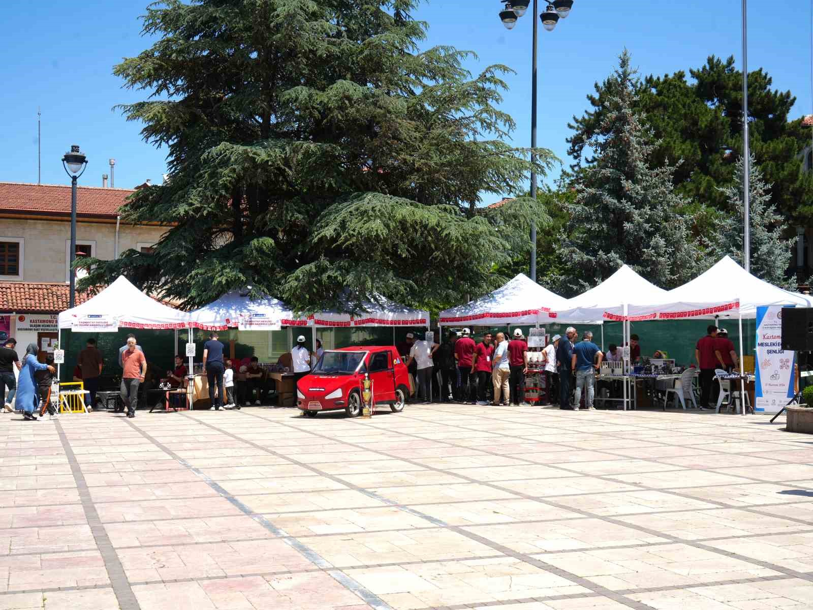 Meslek lisesi &ouml;ğrencilerinin yaptığı &uuml;r&uuml;nler g&ouml;r&uuml;c&uuml;ye &ccedil;ıktı